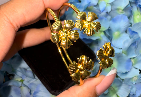 Hibiscus gold plated adjustable bracelet set