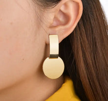 Load image into Gallery viewer, Fashion statement gold and pink earring
