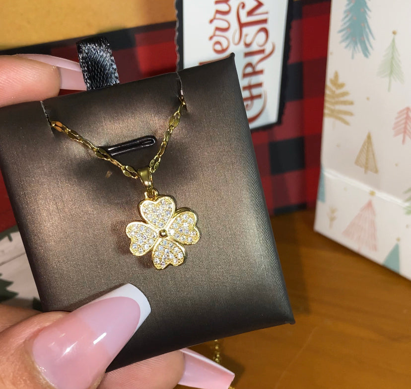 Gold plated spinning clover necklace